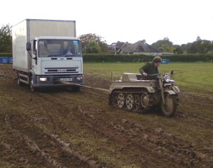 Kettenkrad schleppt einen IVECO 7.5 tonner LKW